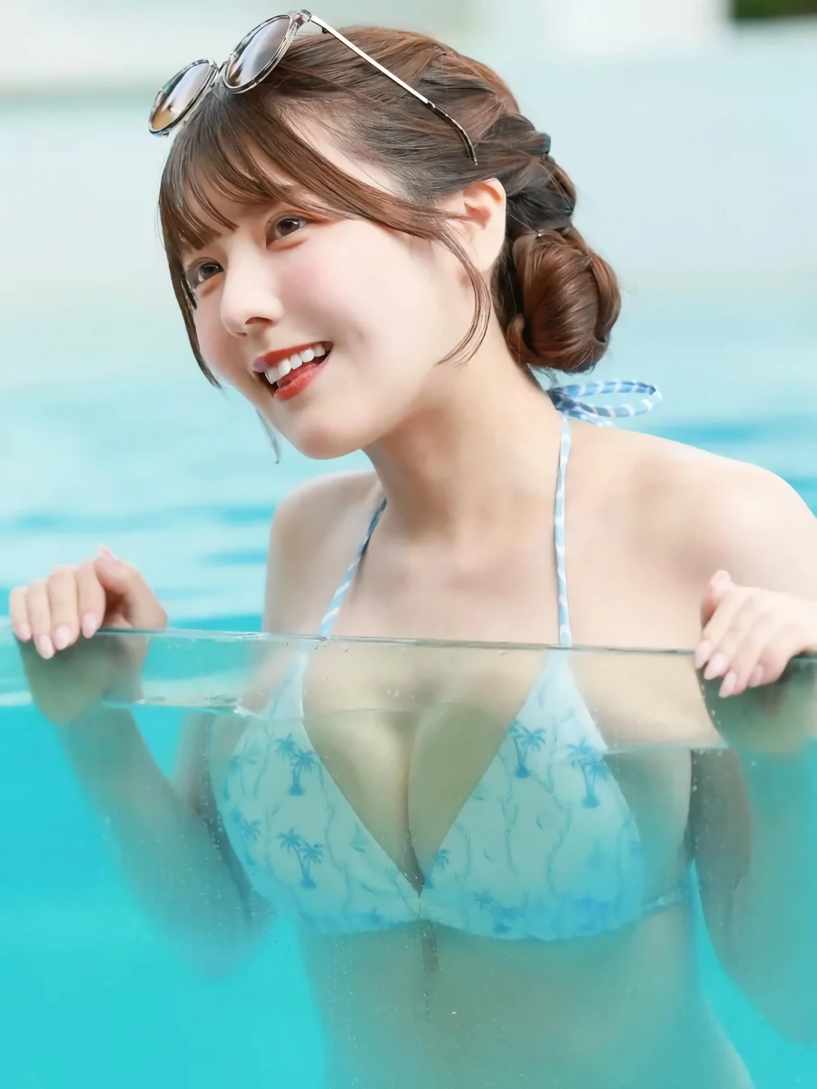 수영장 유리에 눌린 가슴