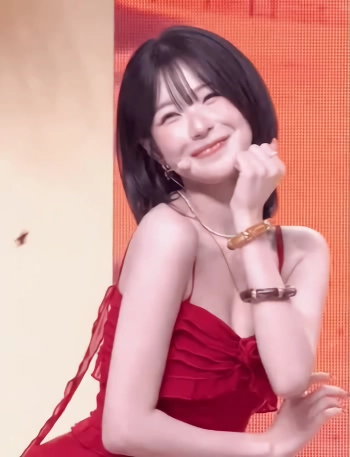 프로미스나인 백지헌 빨간 끈나시 가슴골
