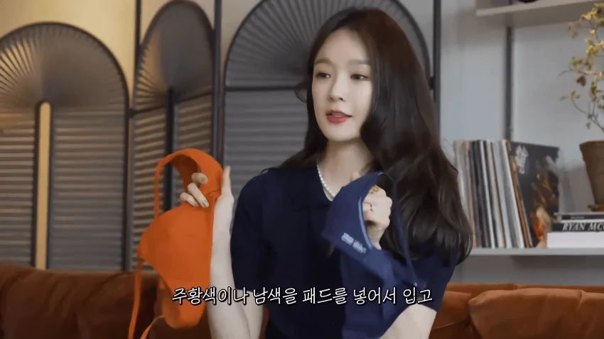 본인 브래지어 리뷰해주는 강민경.jpg