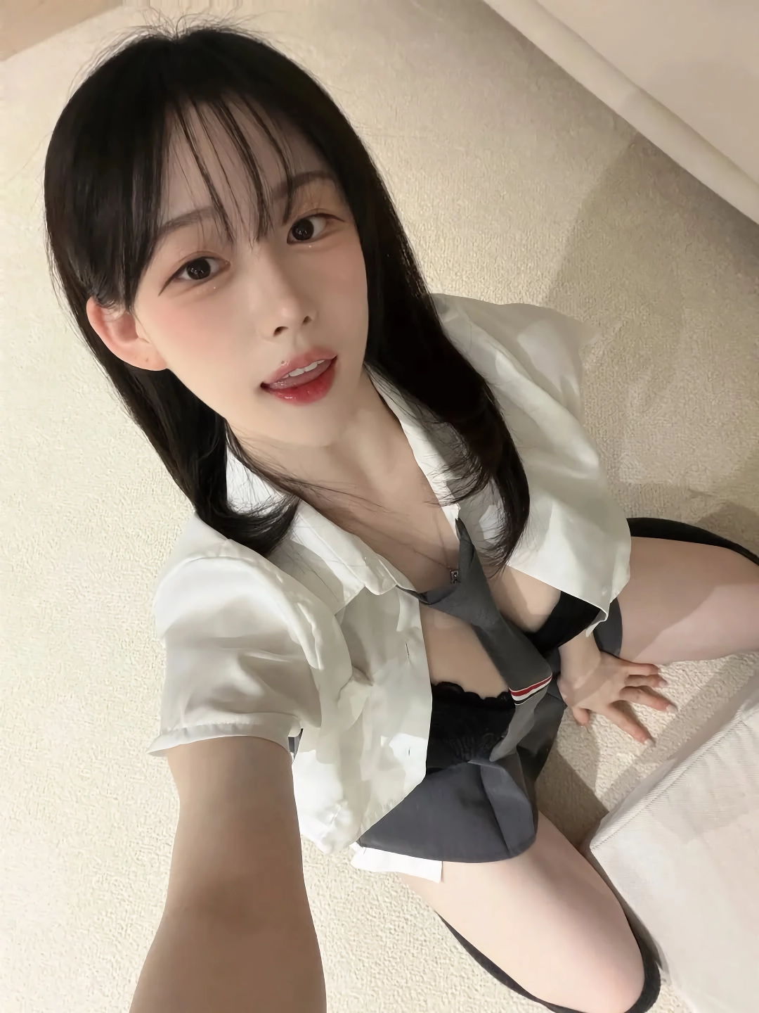 셀카 찍을 때 혀내미는 MZ 처자