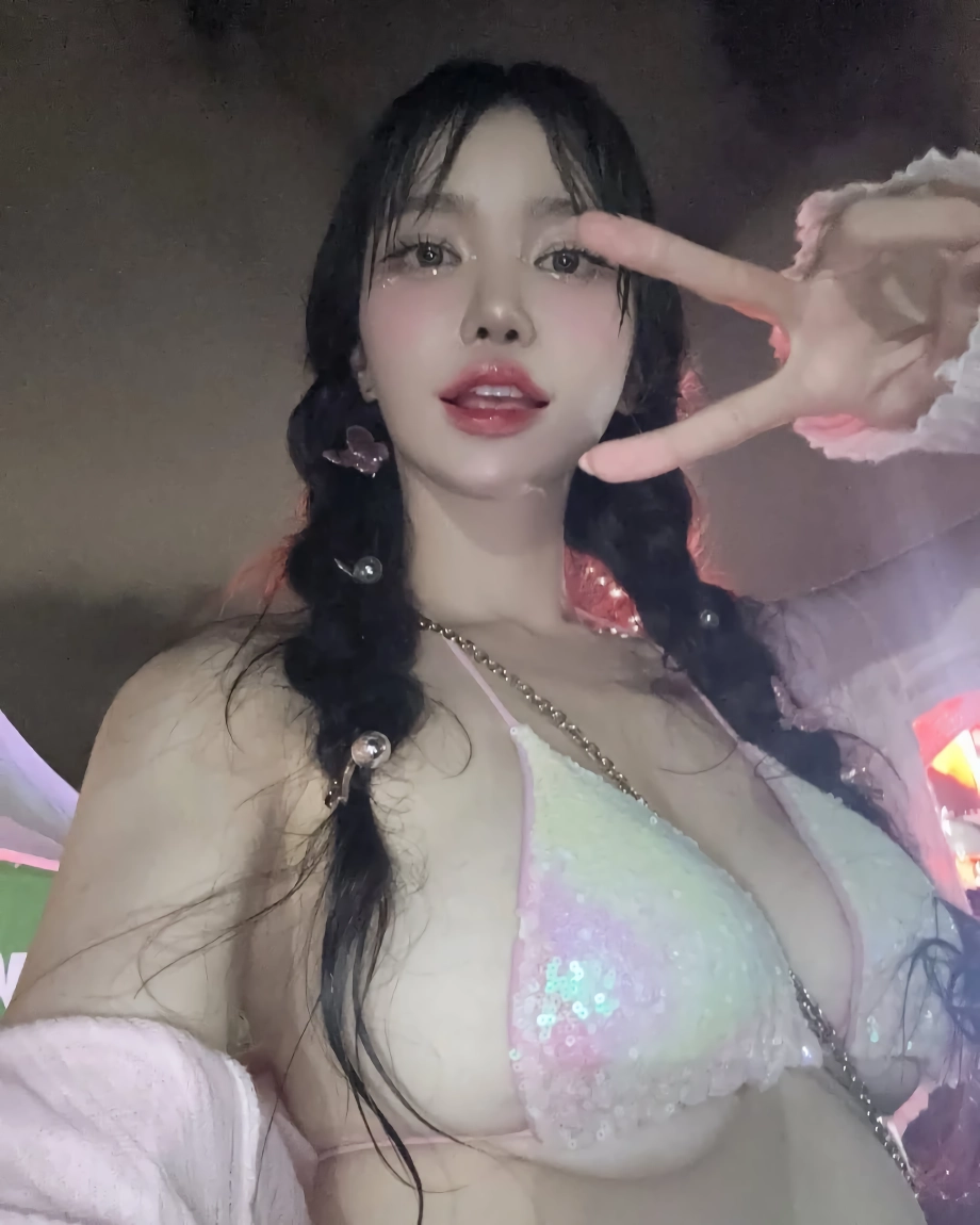 겨우디 아래로 삐져나온 비키니 언더붑