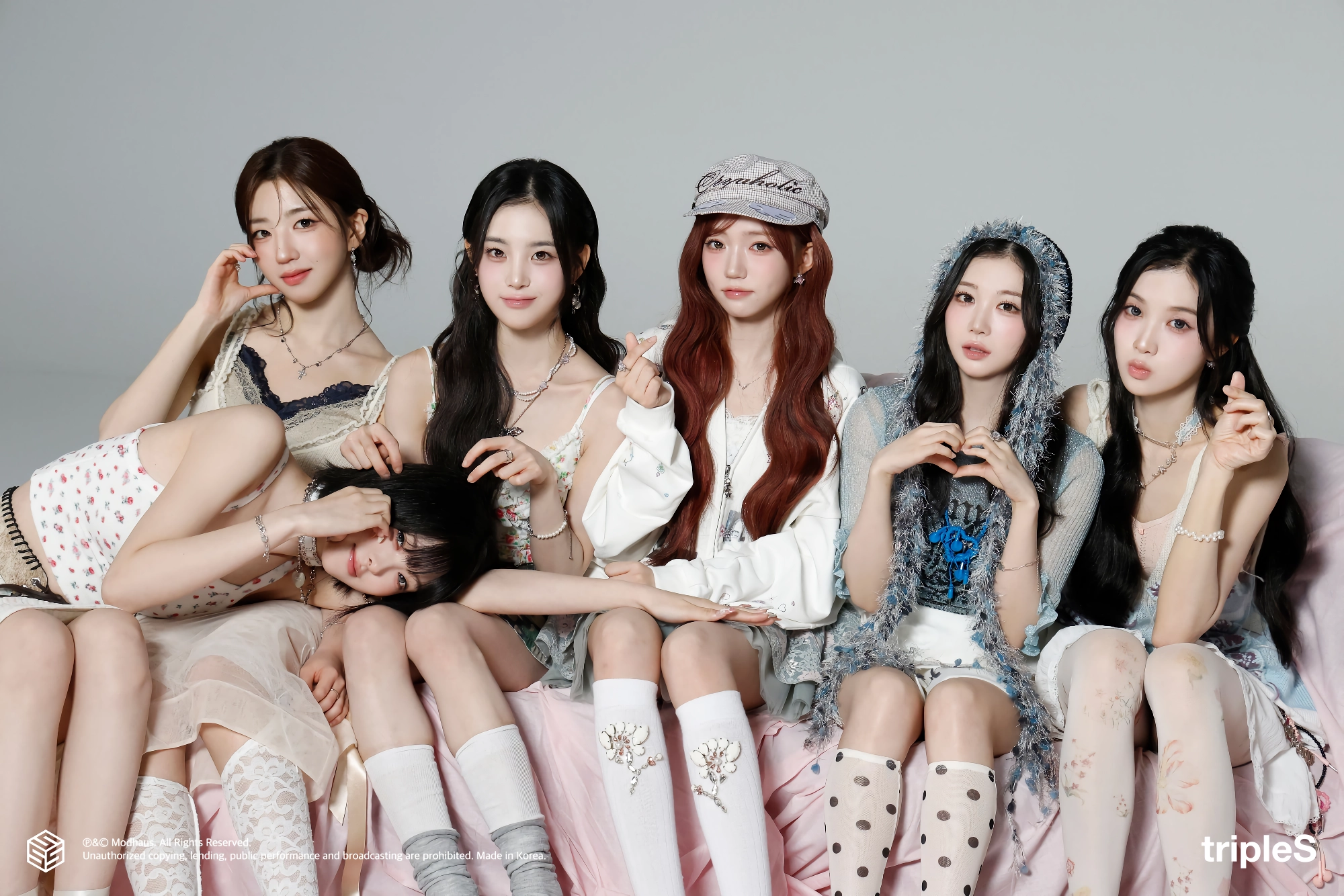 트리플에스 지연 화이트 꽃무늬 끈나시 몽글한 가슴골 – 인스타