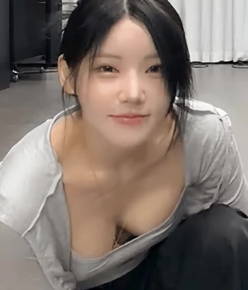 민서율 회색 끈나시 묵직한 가슴골