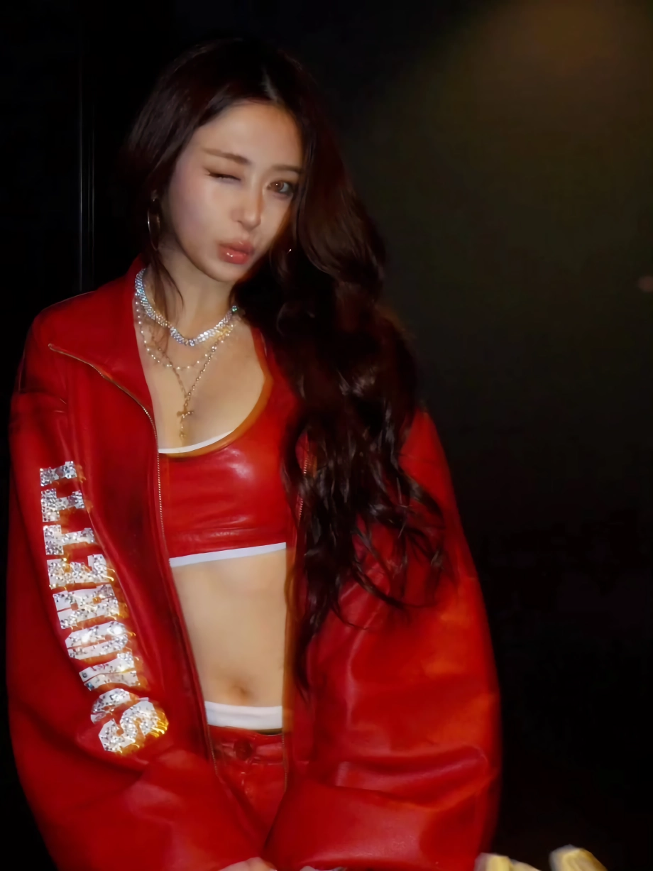 르세라핌 허윤진 오프솔더 드레스 가슴골