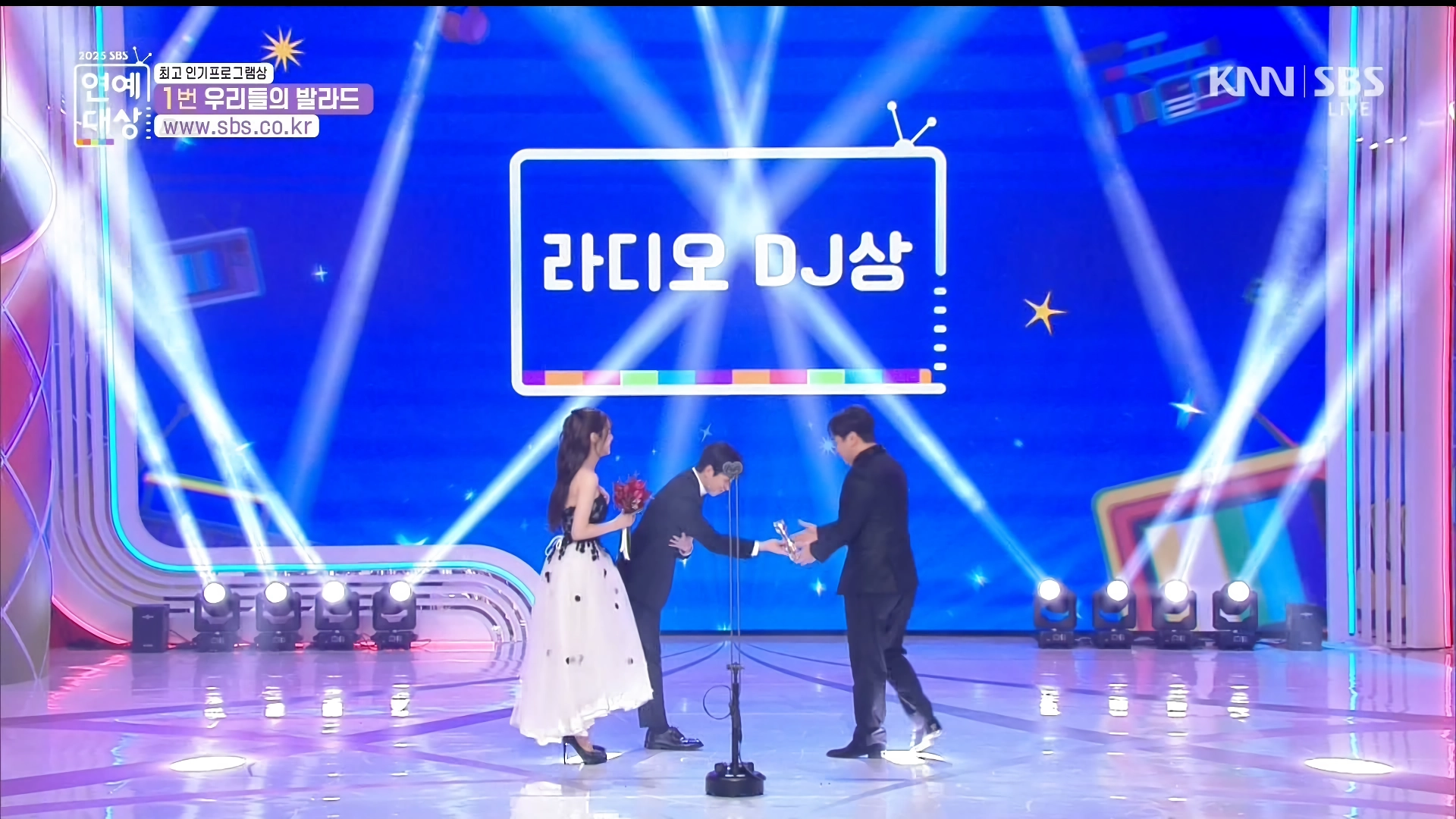 연예대상 시상하는 츄, 표정