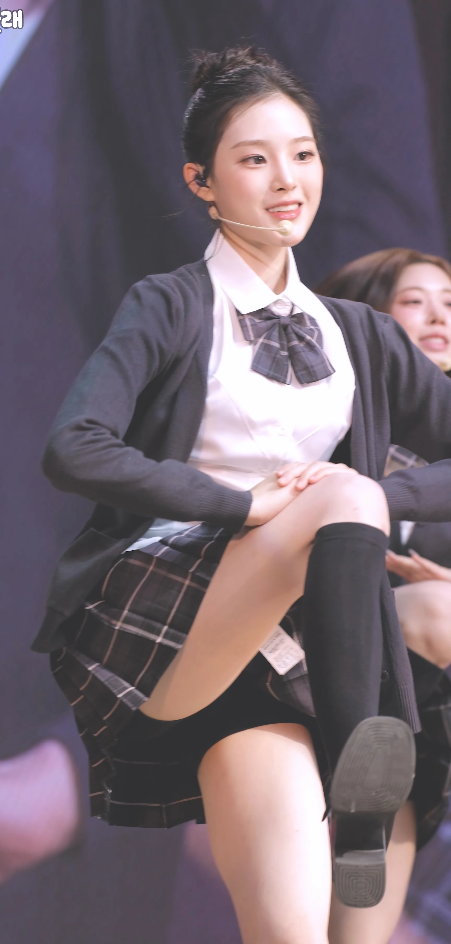 트리플에스 지연 교복 치마 + 니삭스 검속 매끈한 엉벅지 (고화질)