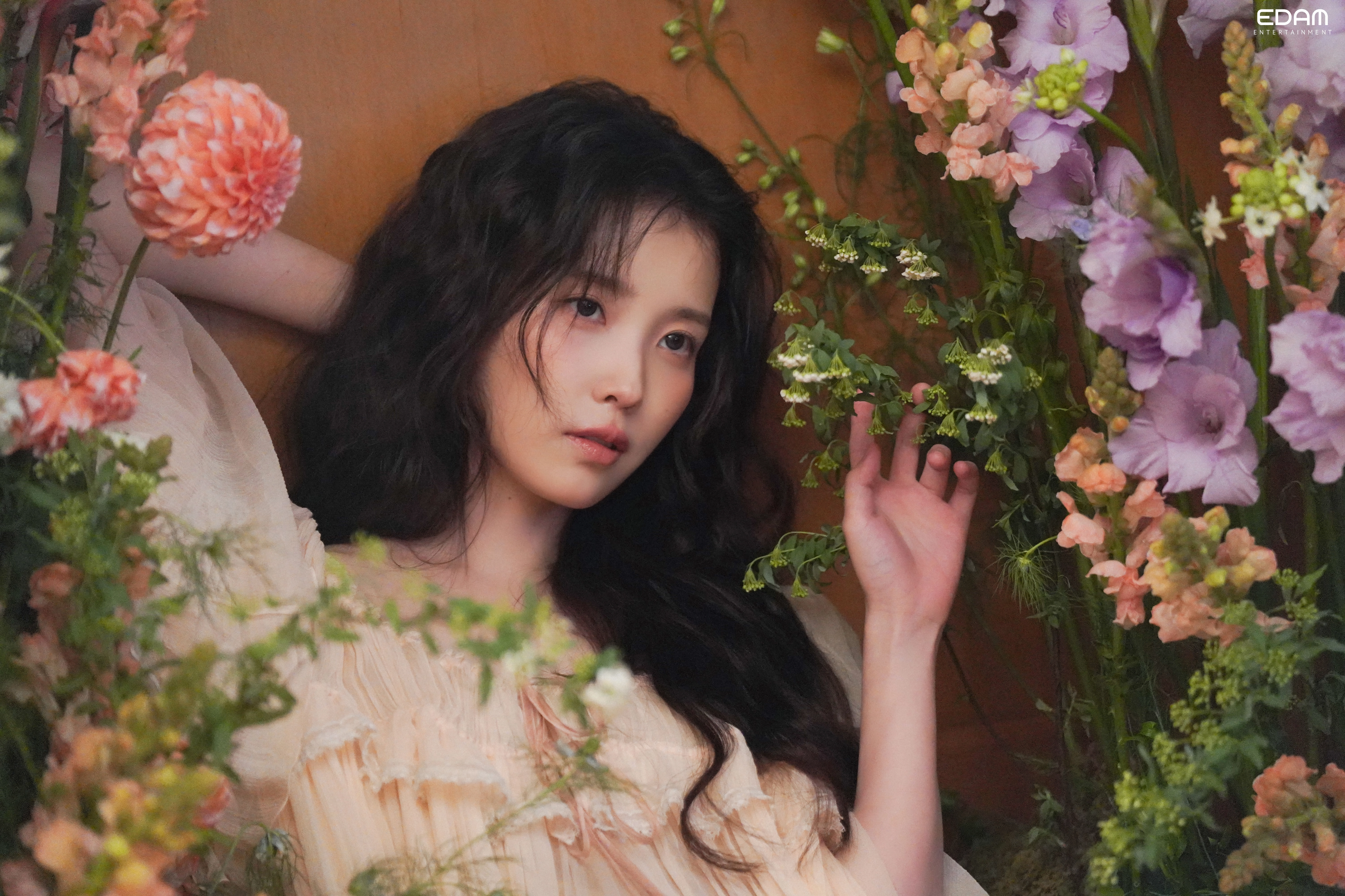 19아이유 엘르 화보 촬영 비하인드(고화질).jpg(8)