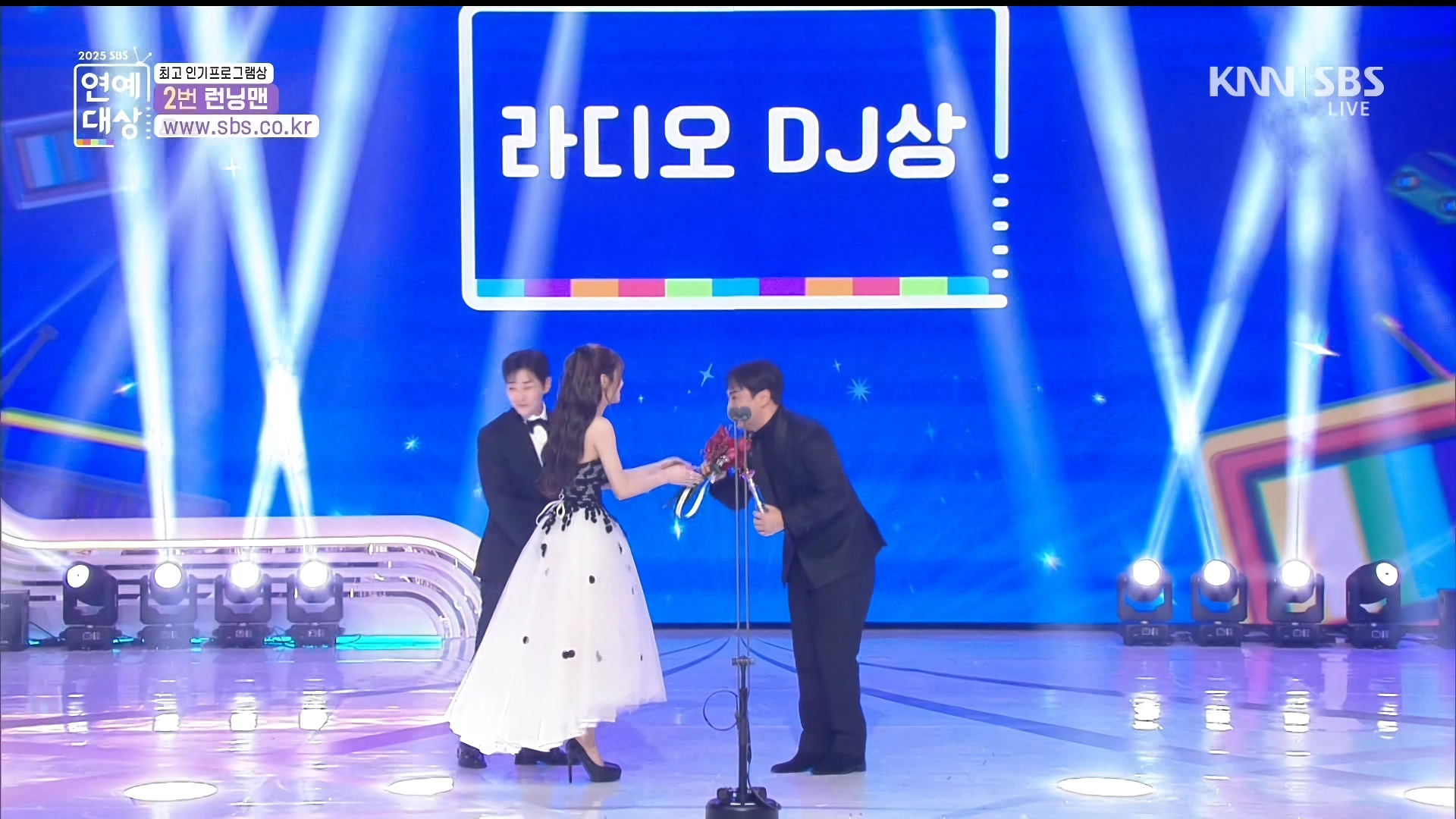 연예대상 시상하는 츄, 표정