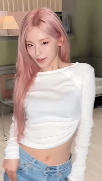 있지 예지 크롭 흰티 배꼽 노출 청바지