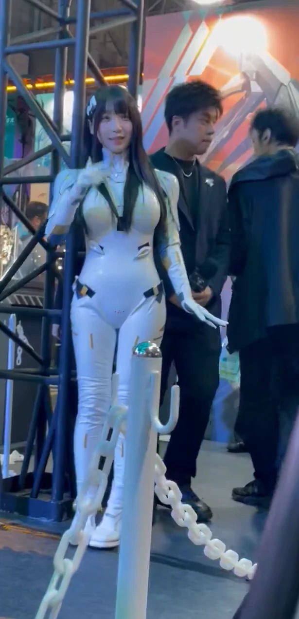 물이 미친듯이 나오는 코스프레 복장 jpg