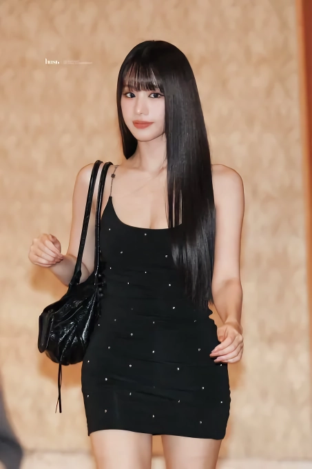 쫙 붙는 원피스 입은 나띠 ㅗㅜㅑ
