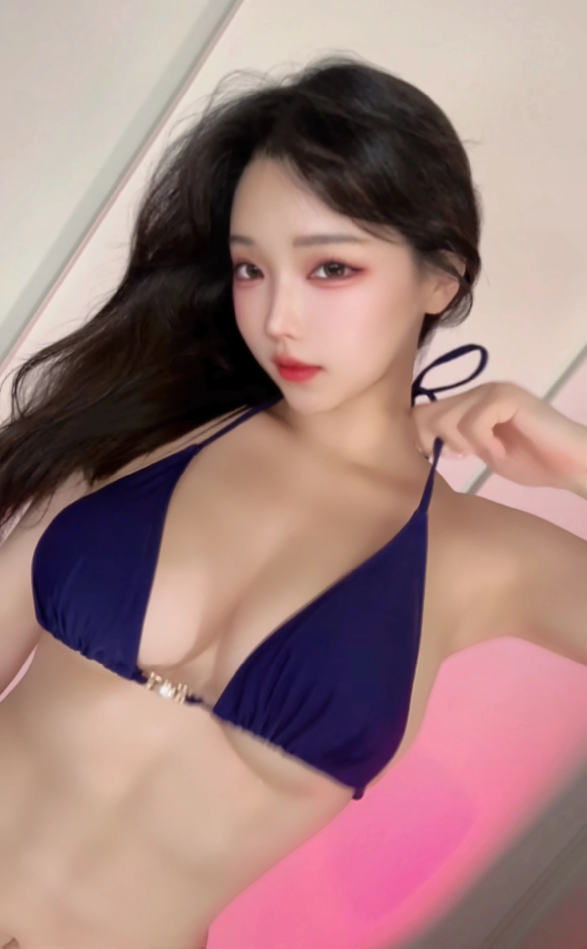 구하리 남색 끈비키니 입고 방셀 뭉클거리는 가슴골 레전드