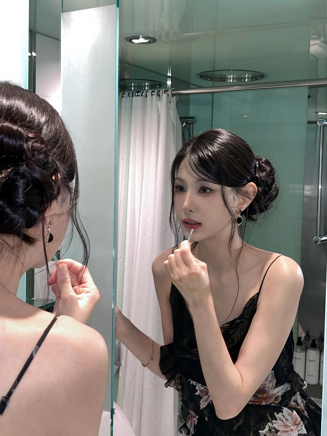 에이핑크 오하영 검정 끈드레스 입고 침대에 엎드린 가슴골