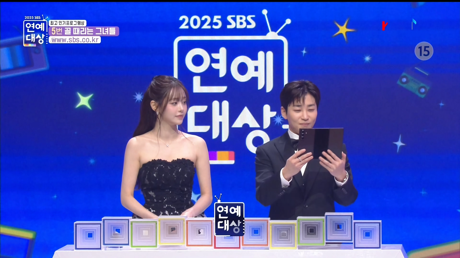 연예대상 시상하는 츄, 표정