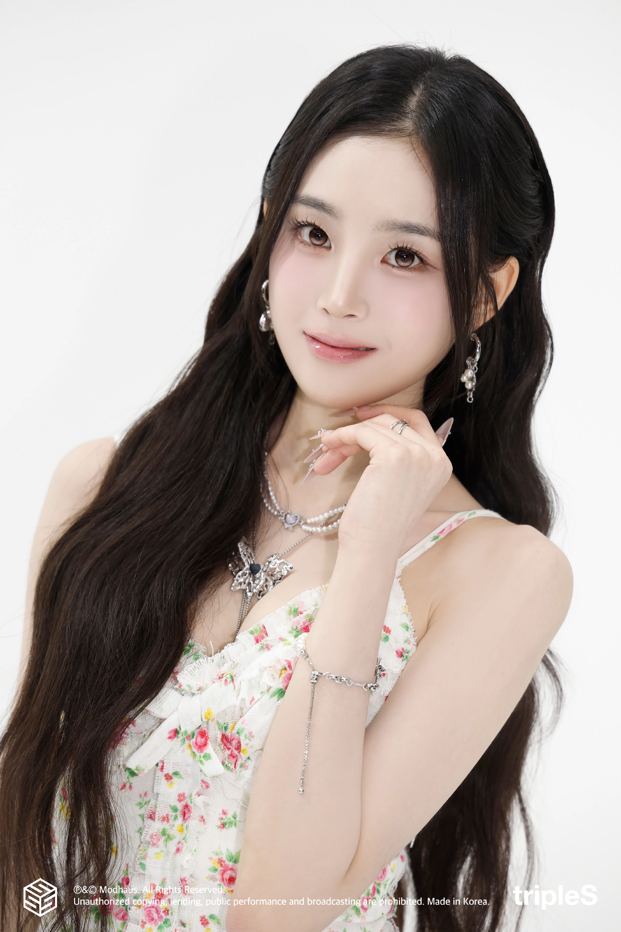 트리플에스 지연 화이트 꽃무늬 끈나시 몽글한 가슴골 – 인스타