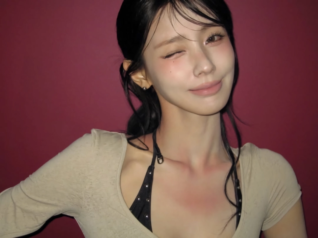 아이들 미연 태닝 자국과는 구분되는 뽀얀 가슴골 – 인스타