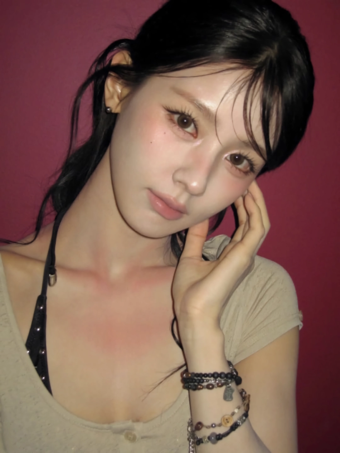 아이들 미연 태닝 자국과는 구분되는 뽀얀 가슴골 – 인스타