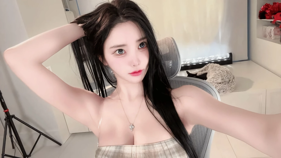 애순이 뽀얀 피부 오프솔더 가슴골