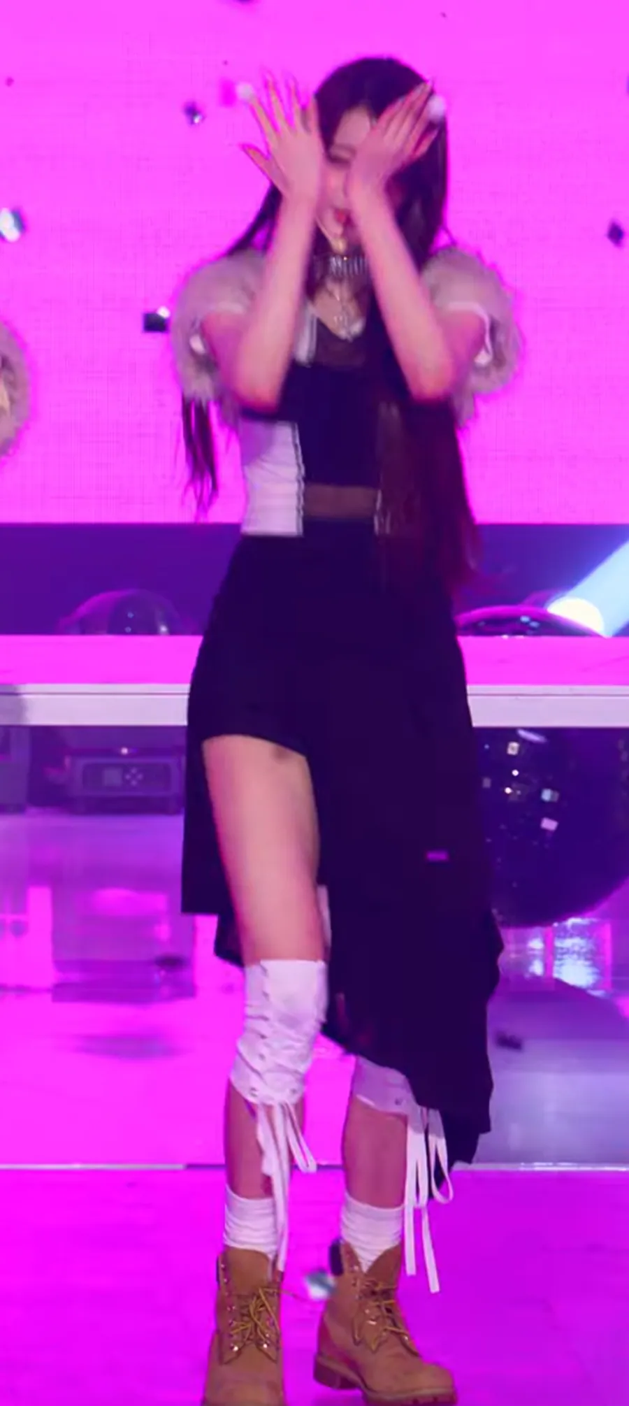 [아이브] 허벅지 보이는 치마. 요염한 장원영 무대 ㄷㄷ.gif
