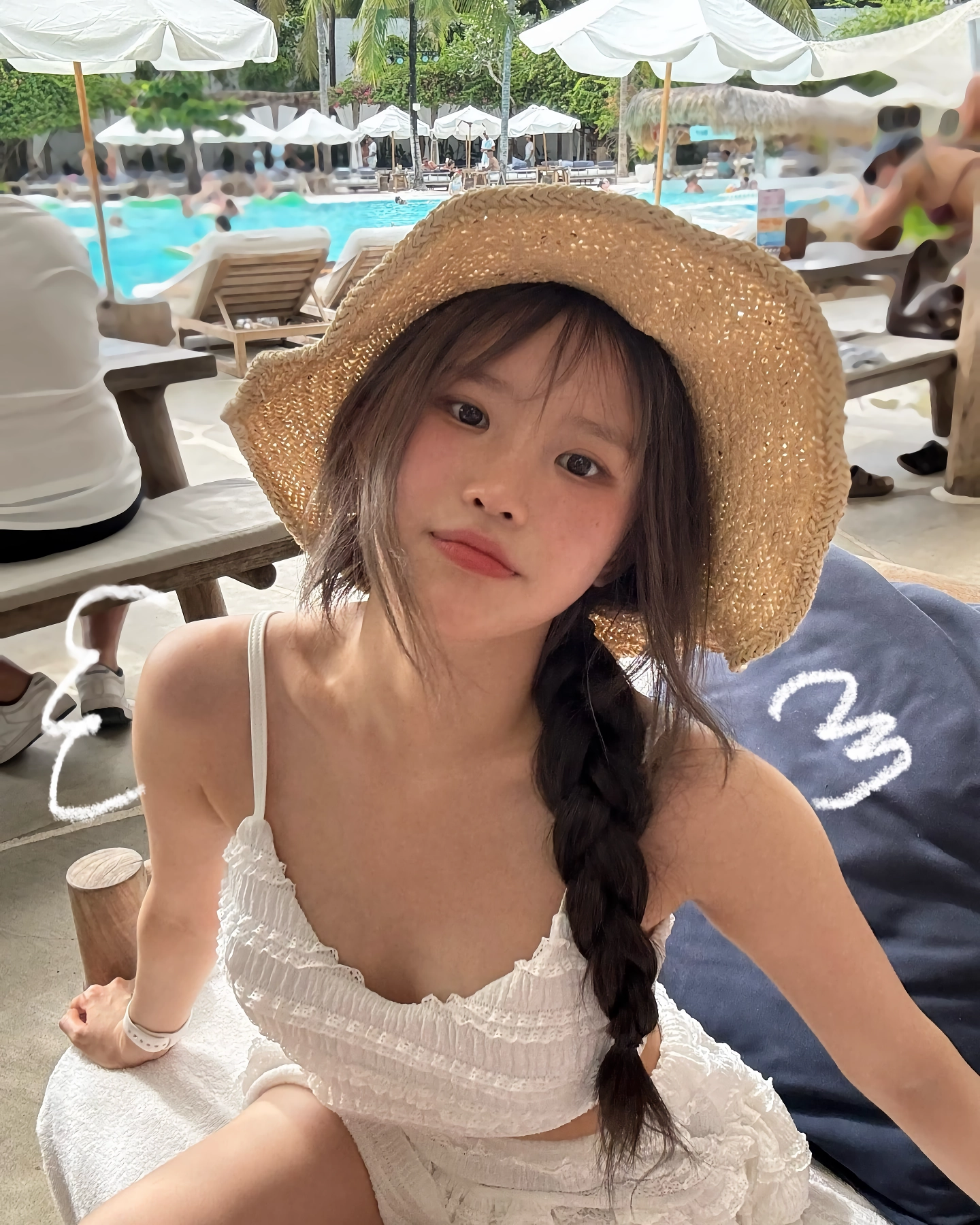 프로미스나인 송하영 끈나시 가슴골
