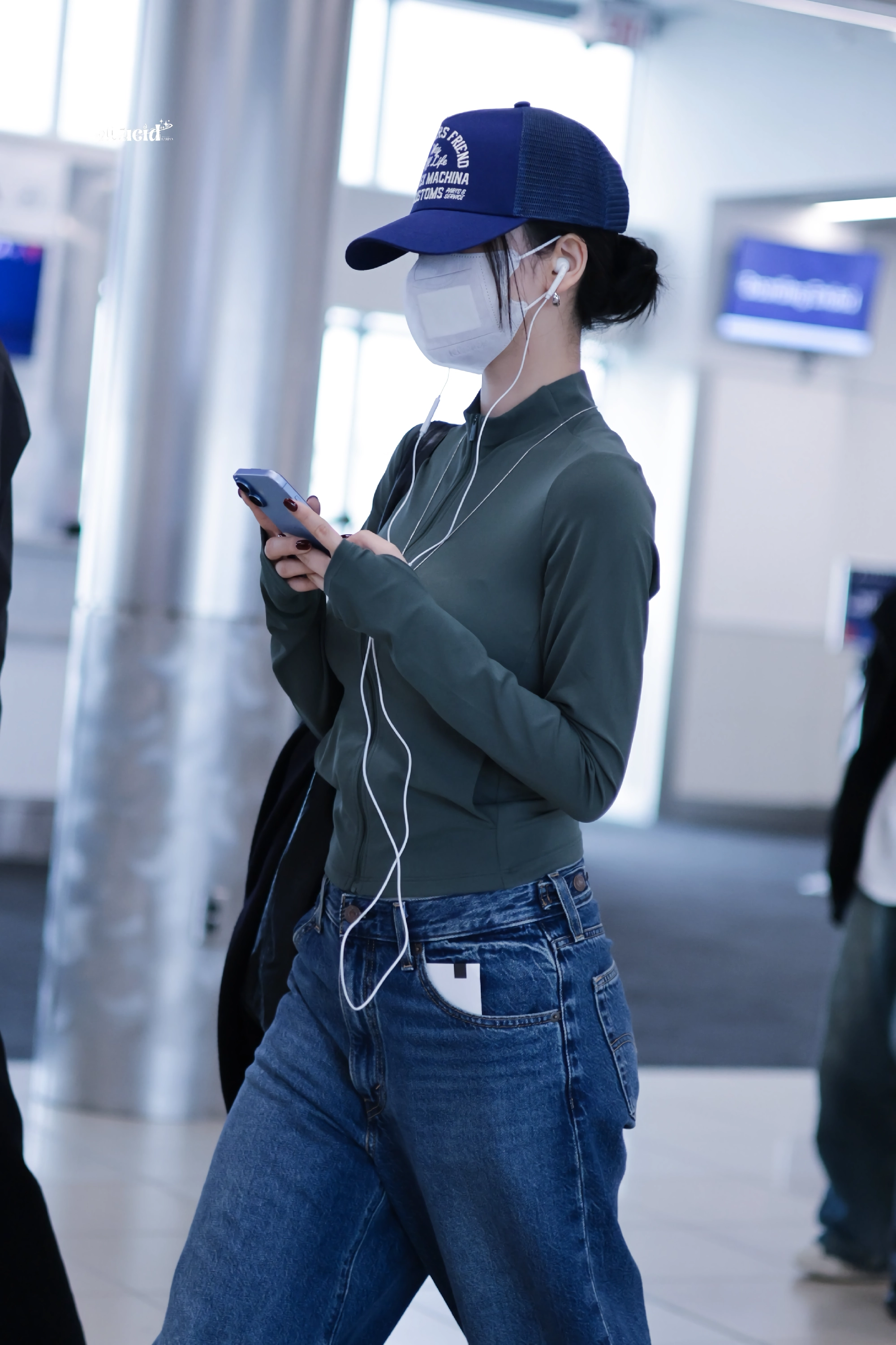 어제자 공항 카리나 브라컵 비치는 카키색 집업 묵직한 가슴라인