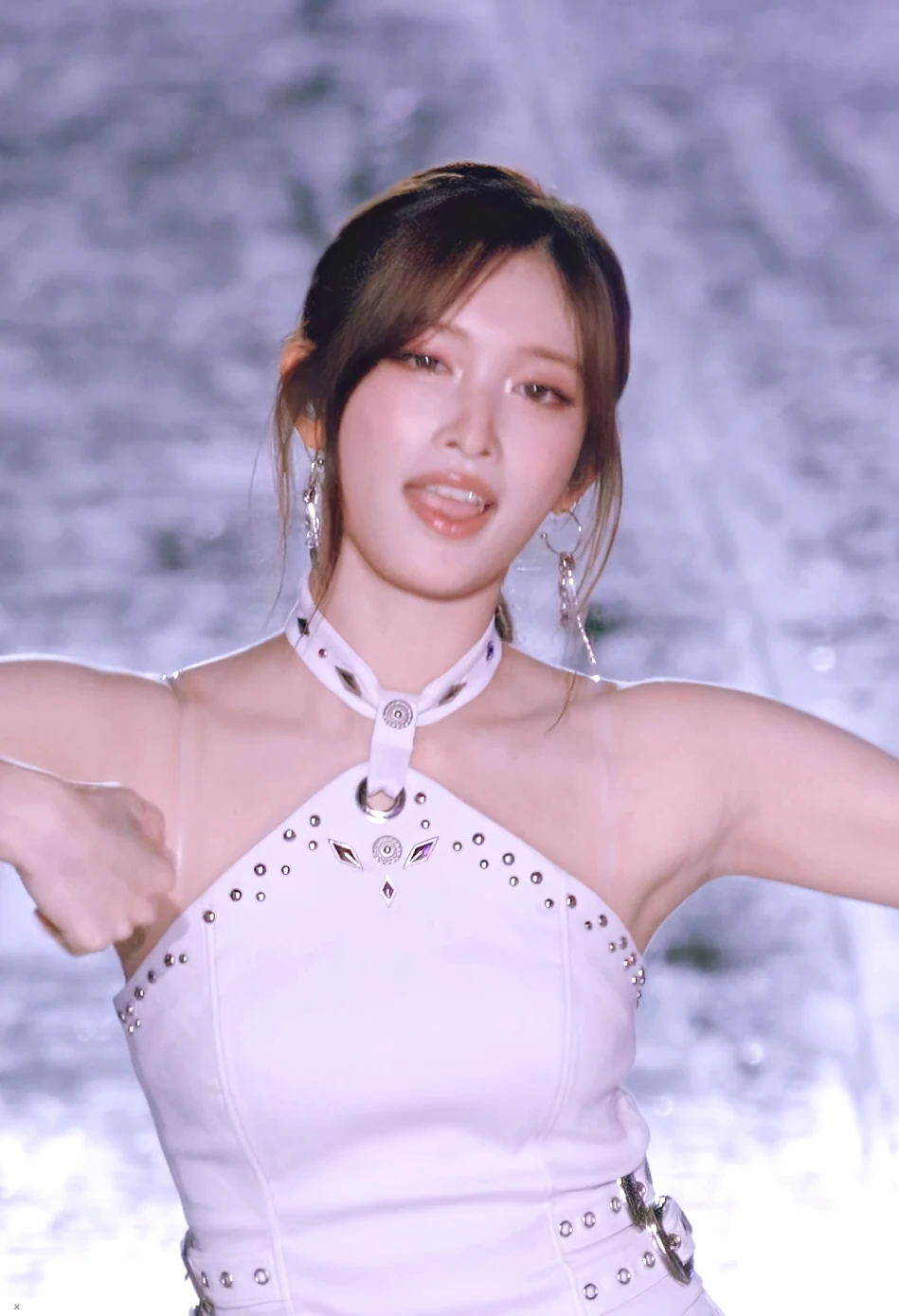 상체가 시원한 아이브 이서 ㄷㄷㄷ.gif