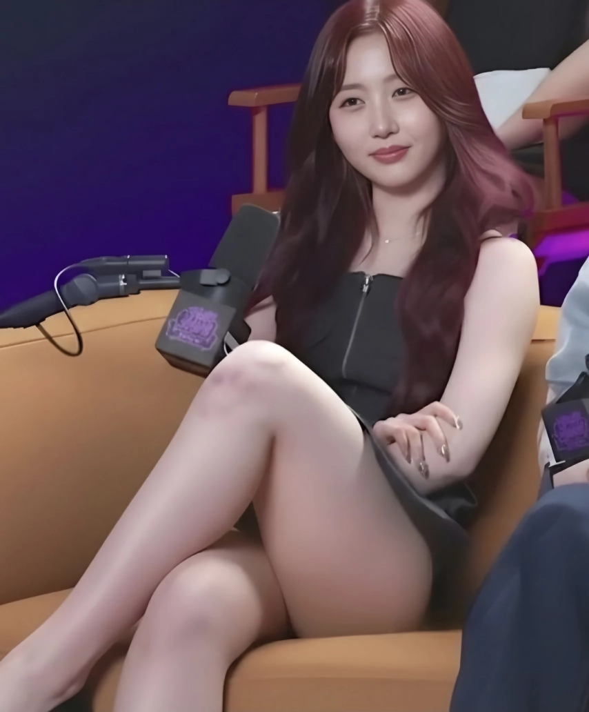 소파에서 다리 꼬는 순간 야벅지 캡쳐 레전드 엔믹스 오해원