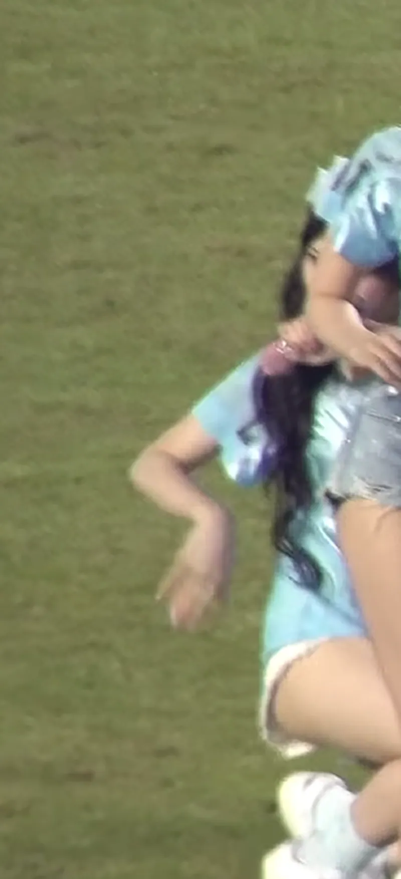 [아이브] 축구장 잔디 위, 이서 핫팬츠 .gif