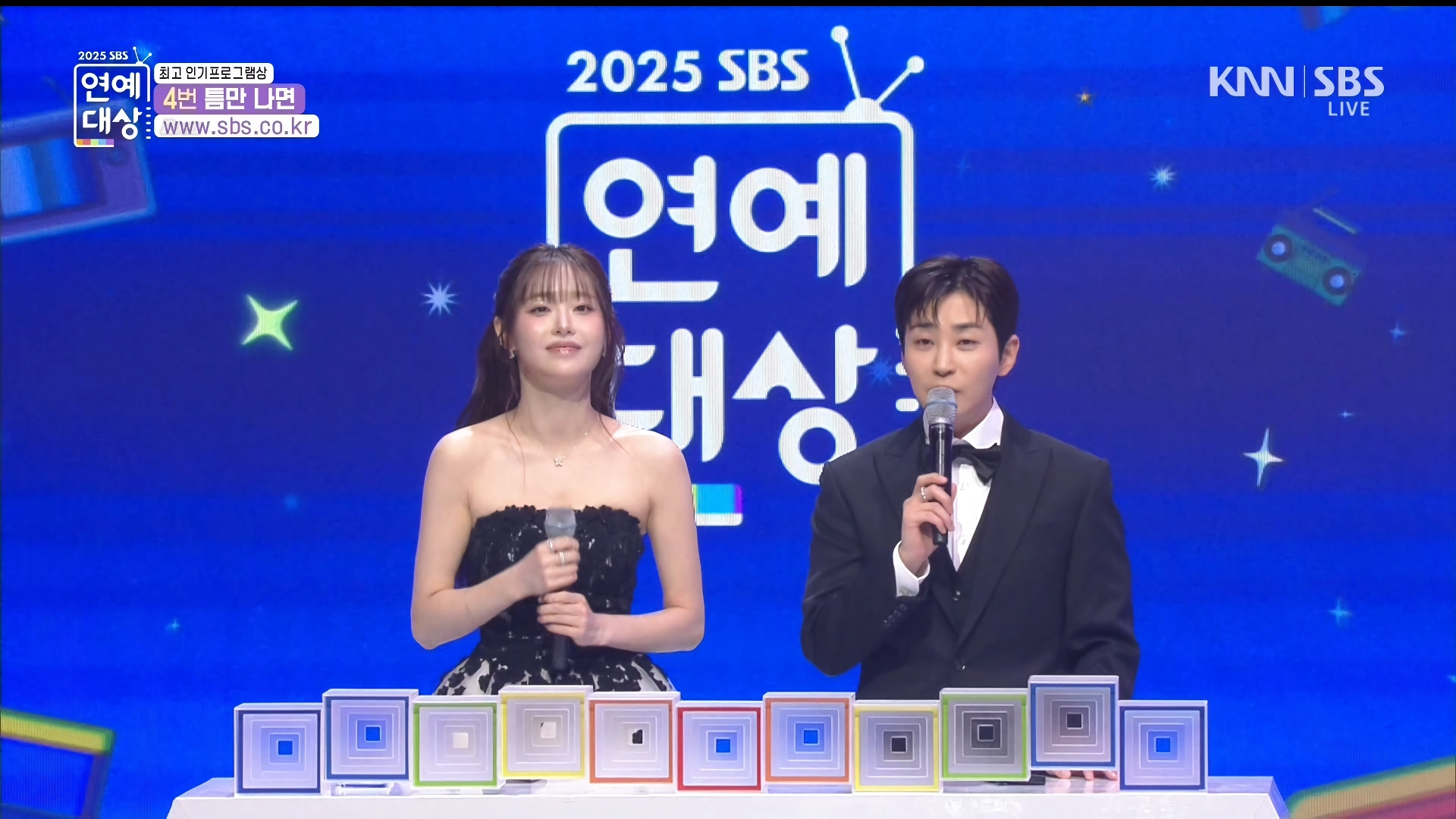 연예대상 시상하는 츄, 표정