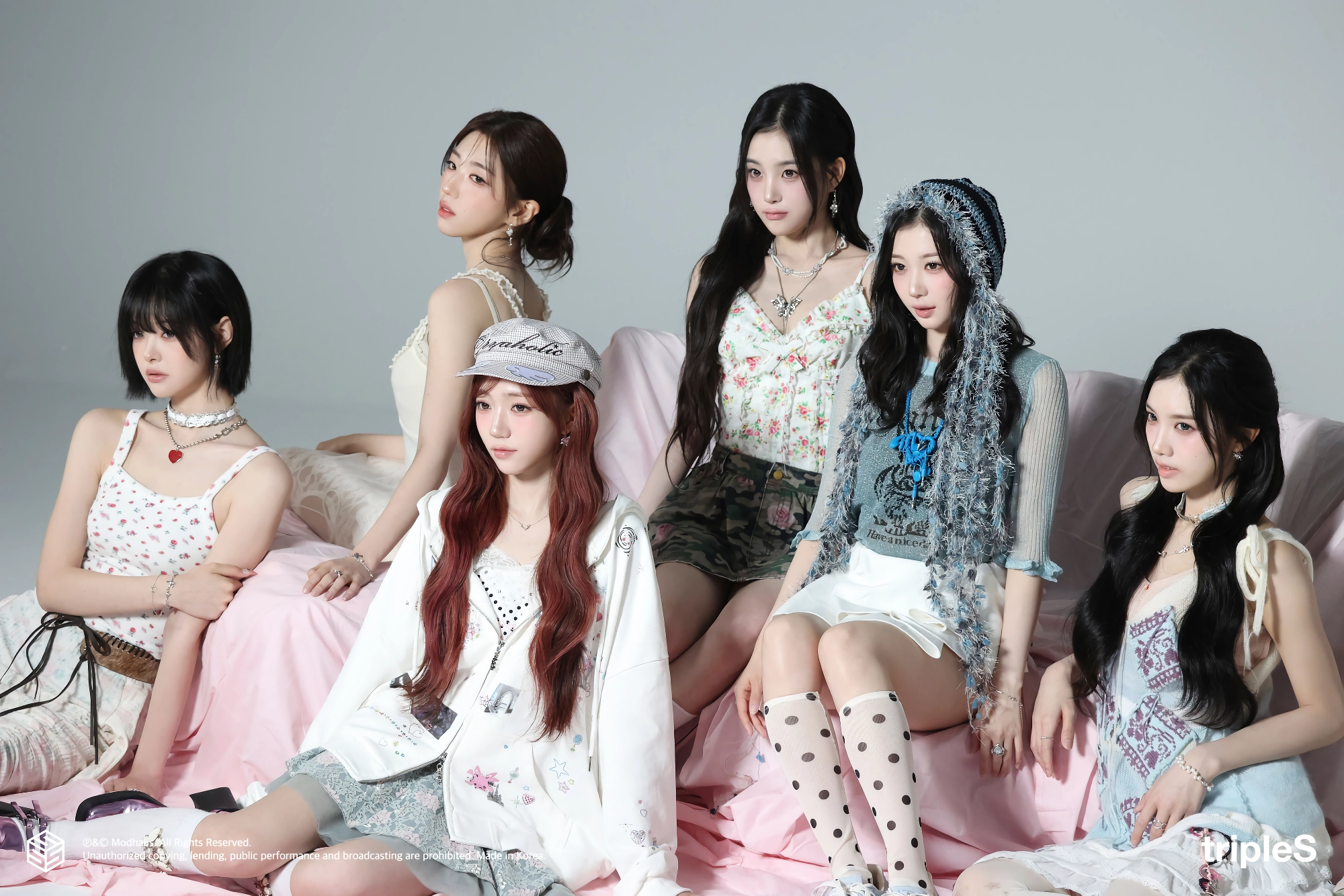 트리플에스 지연 화이트 꽃무늬 끈나시 몽글한 가슴골 – 인스타
