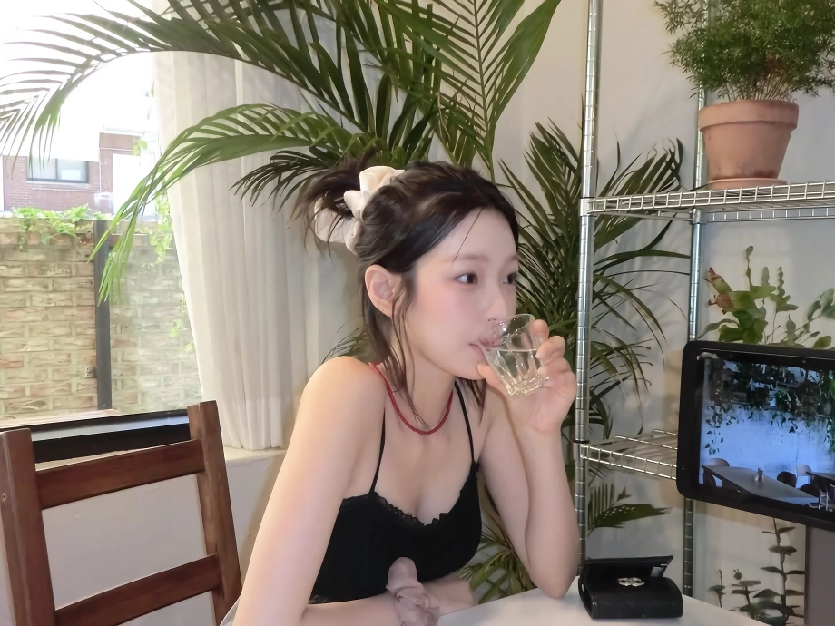 프로미스나인 백지헌 블랙 끈나시 가슴골