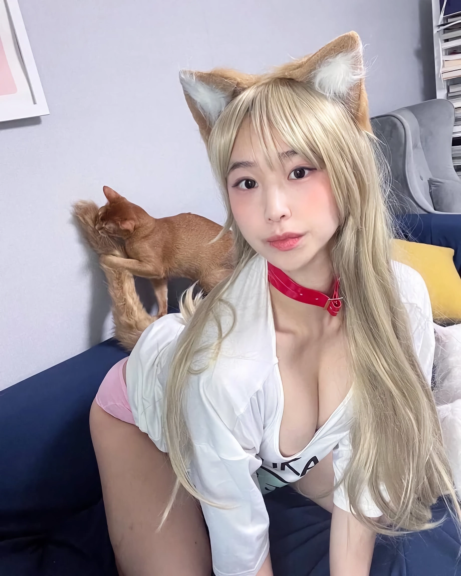 명아츄 고양이귀 흰티 숙인 가슴골