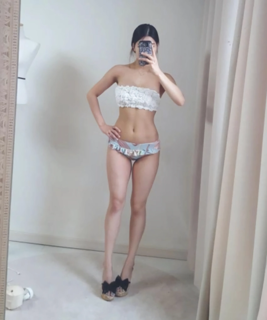 운동 하는 여자의 다부진 몸매