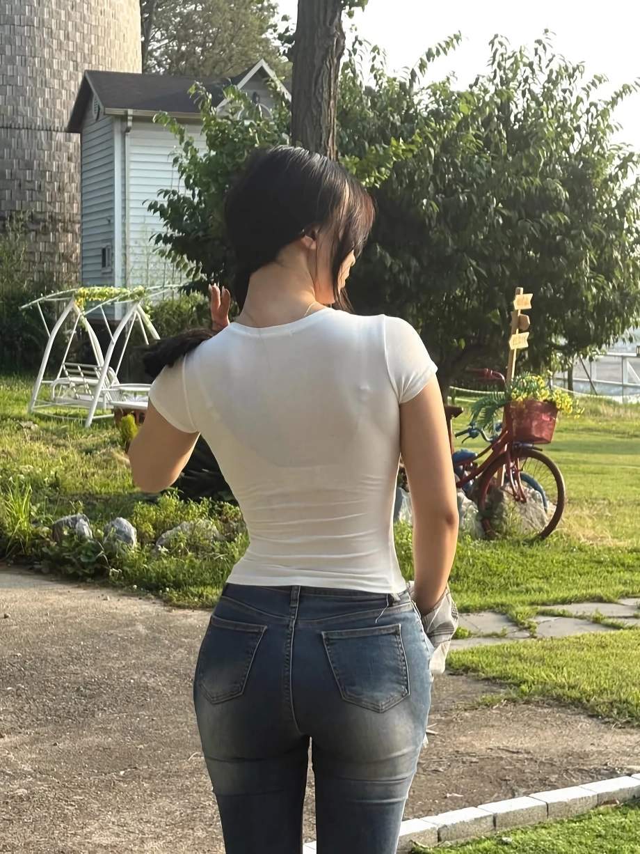 심플한 흰티 + 청바지 입은 세림잉 항아리 골반 몸매 대박