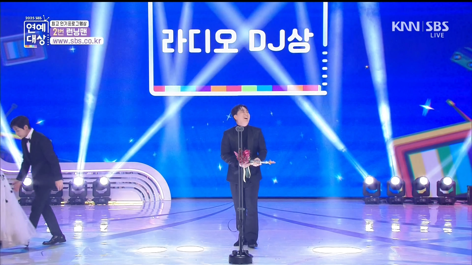연예대상 시상하는 츄, 표정