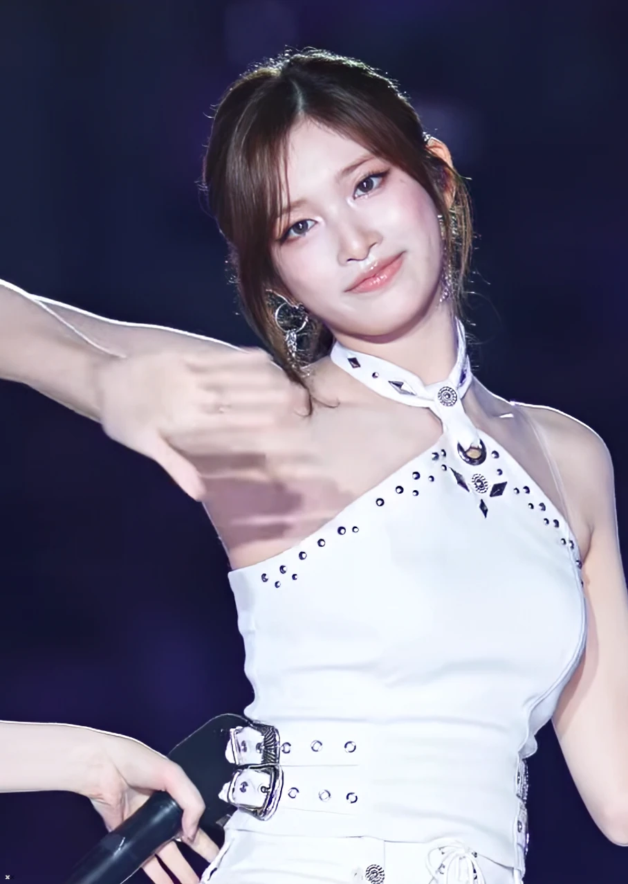 상체가 시원한 아이브 이서 ㄷㄷㄷ.gif