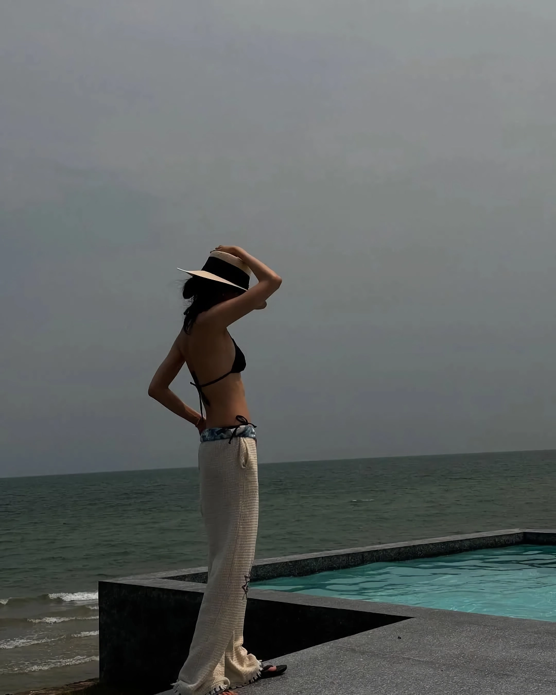 손나은 검정 비키니