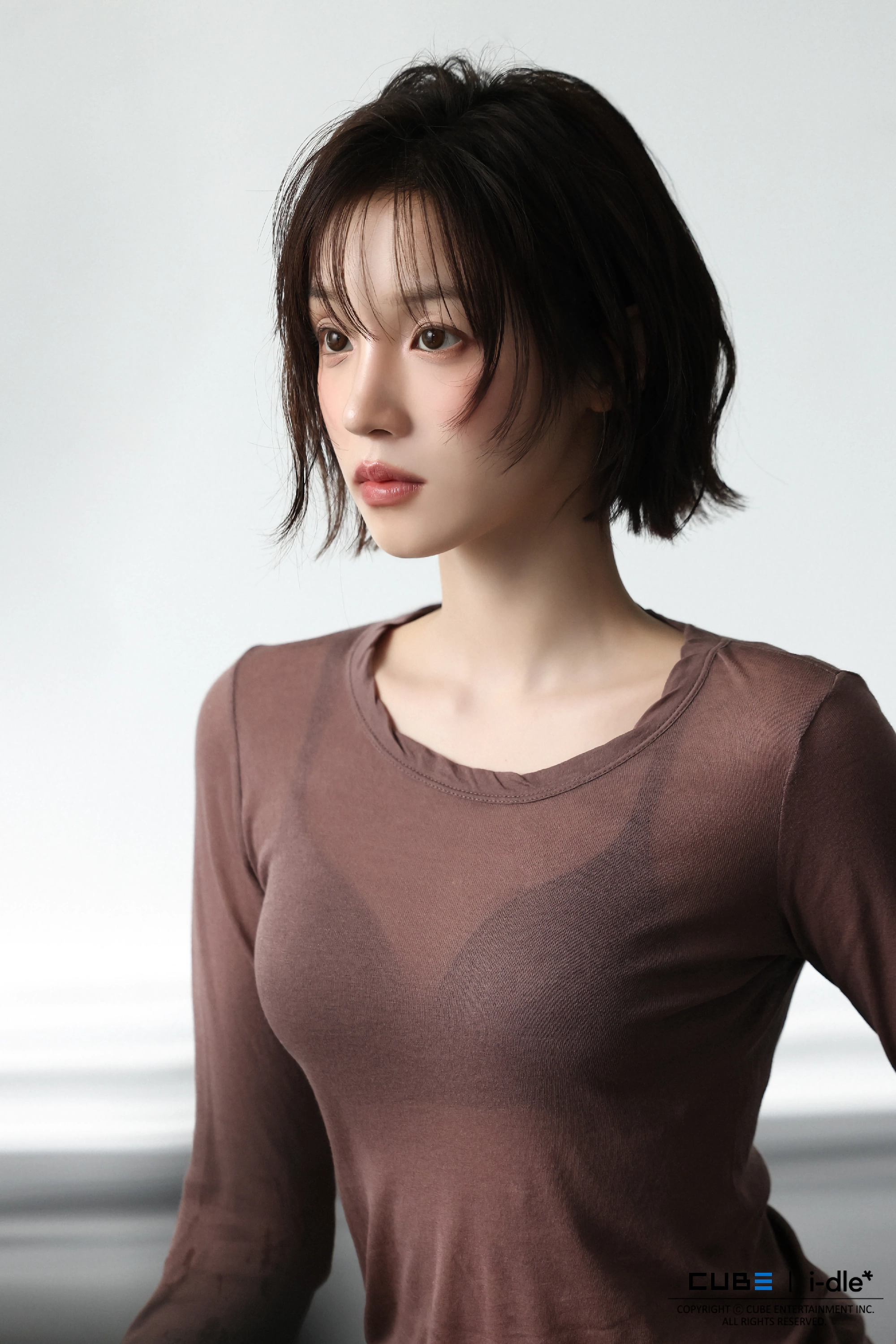아이들 우기 새 프로필 사진.검정 브라 비치는 갈색 시스루티