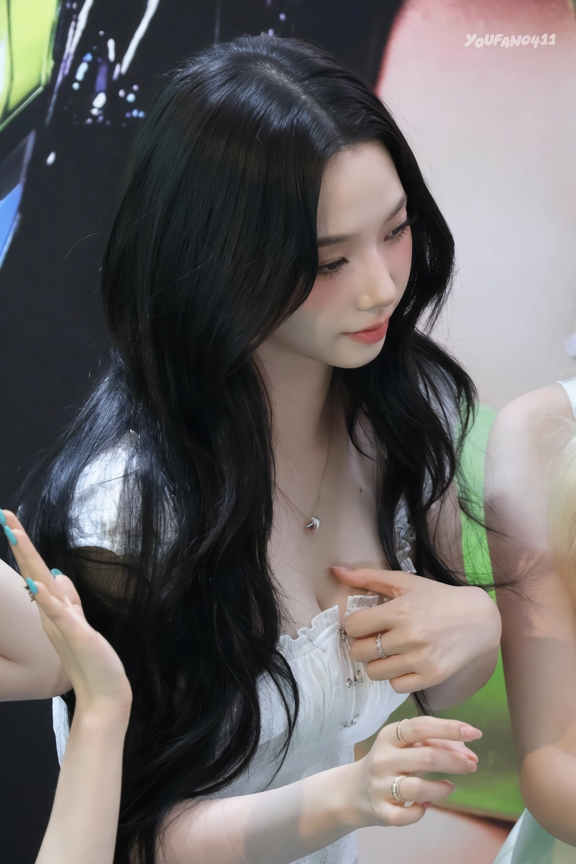 에스파 카리나 스퀘어넥 흰티 가슴골