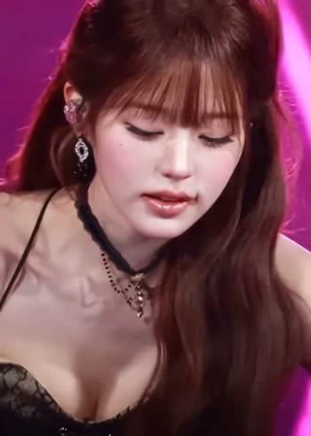 아이브 장원영 블랙 나시 숙인 가슴골