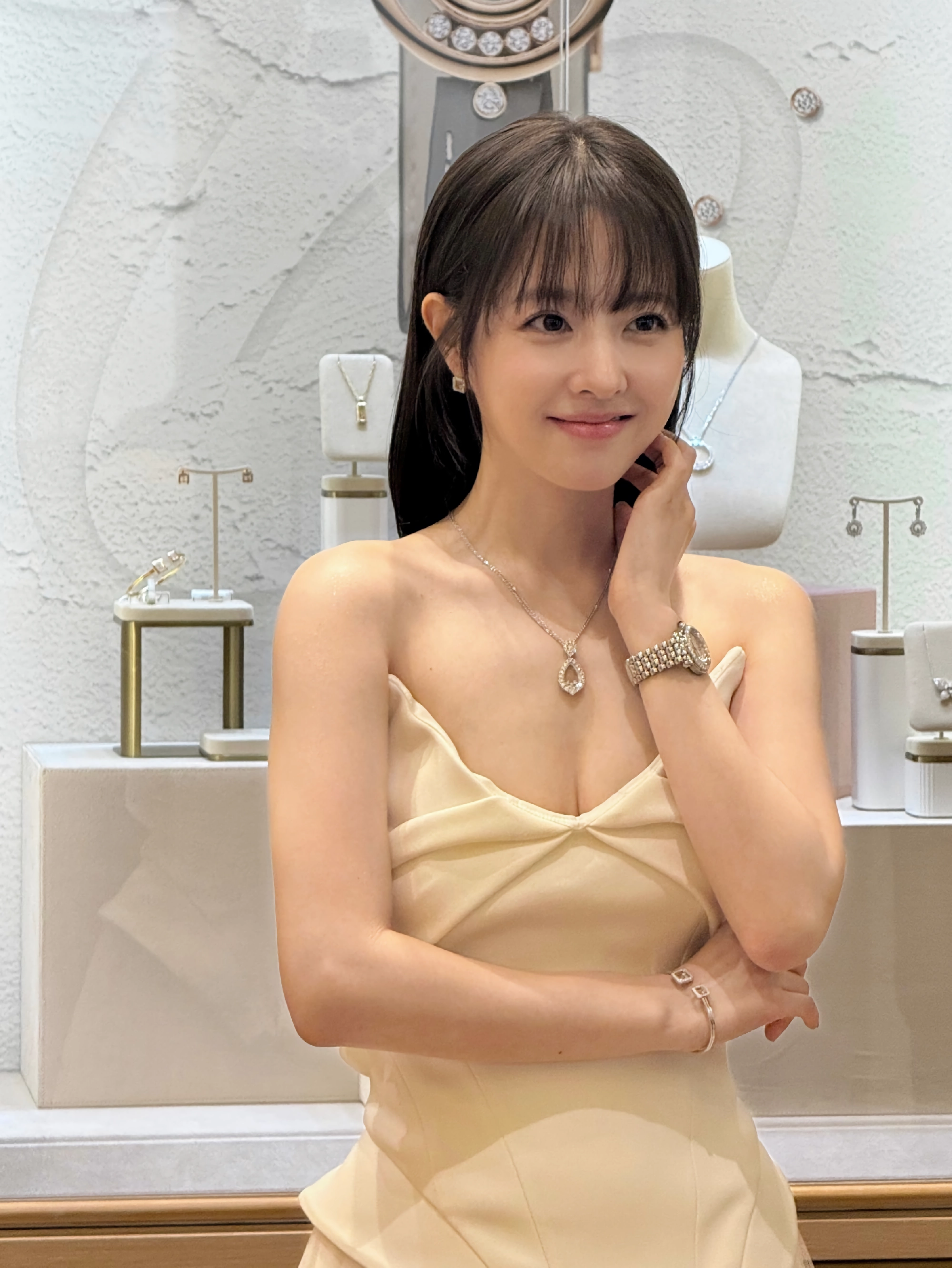 배우 박보영 깊게 파인 화이트 드레스 은근한 가슴골 – 인스타