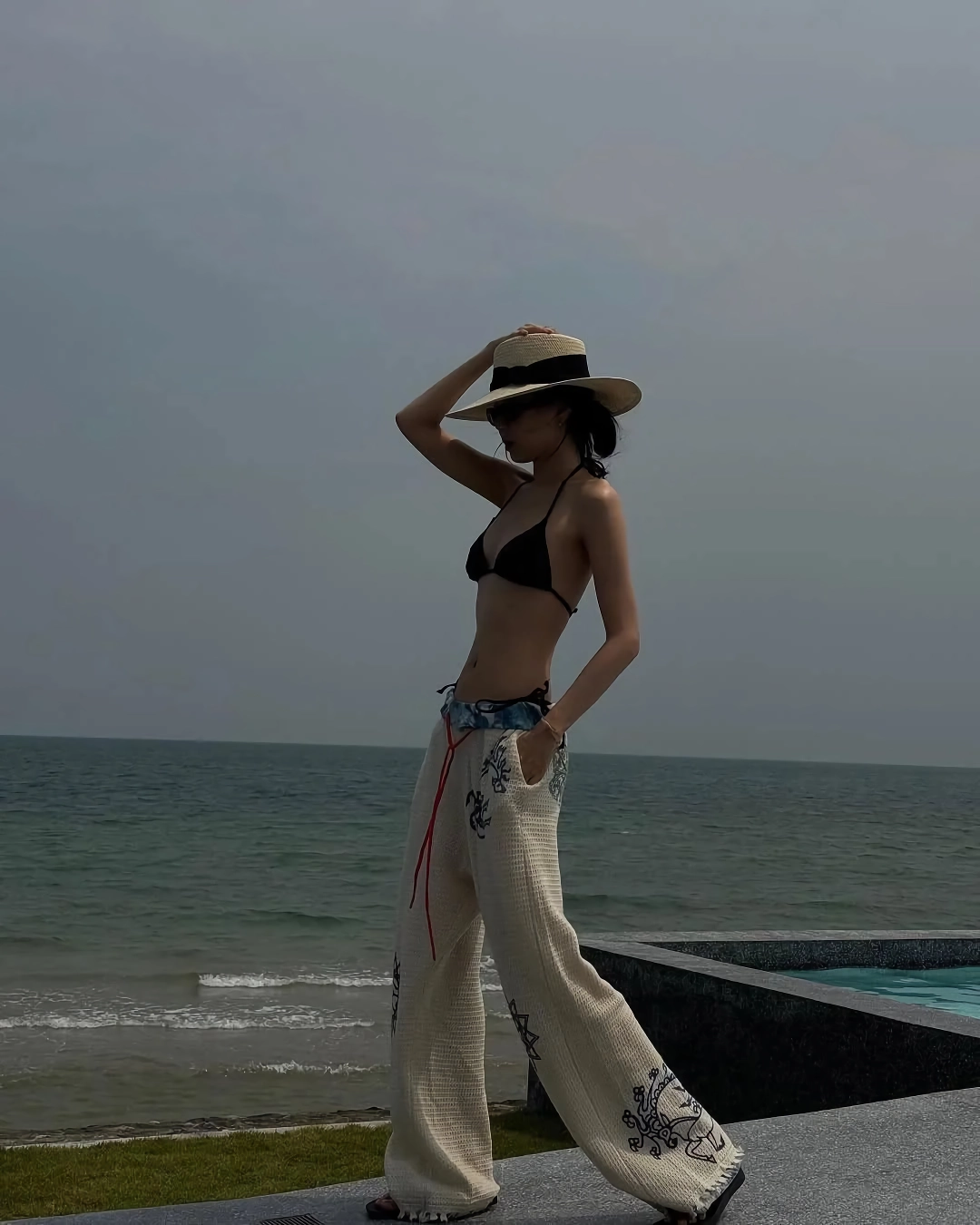 손나은 검정 비키니