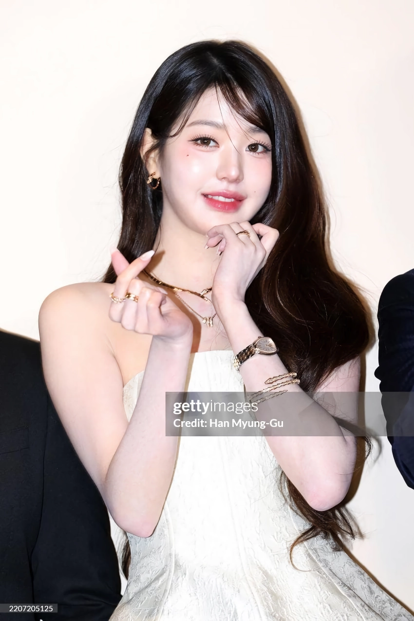 아이브 장원영 행사장 지나가는 오프솔더 드레스 가슴골