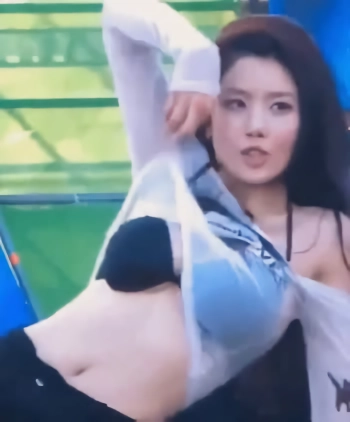 (SOUND)권은비의 인생을 바꿔준 2023 워터밤 블랙 브라 가슴골
