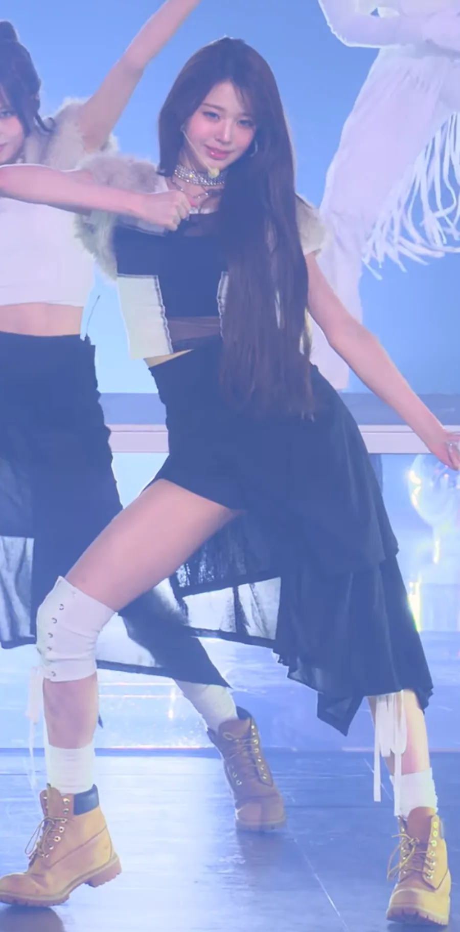 [아이브] 허벅지 보이는 치마. 요염한 장원영 무대 ㄷㄷ.gif