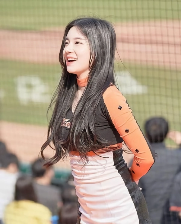 청순한 얼굴에 반전몸매 치어리더