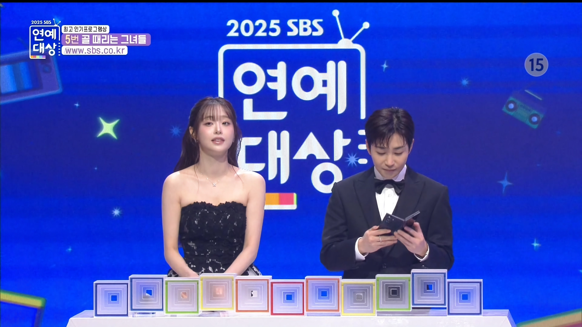 연예대상 시상하는 츄, 표정