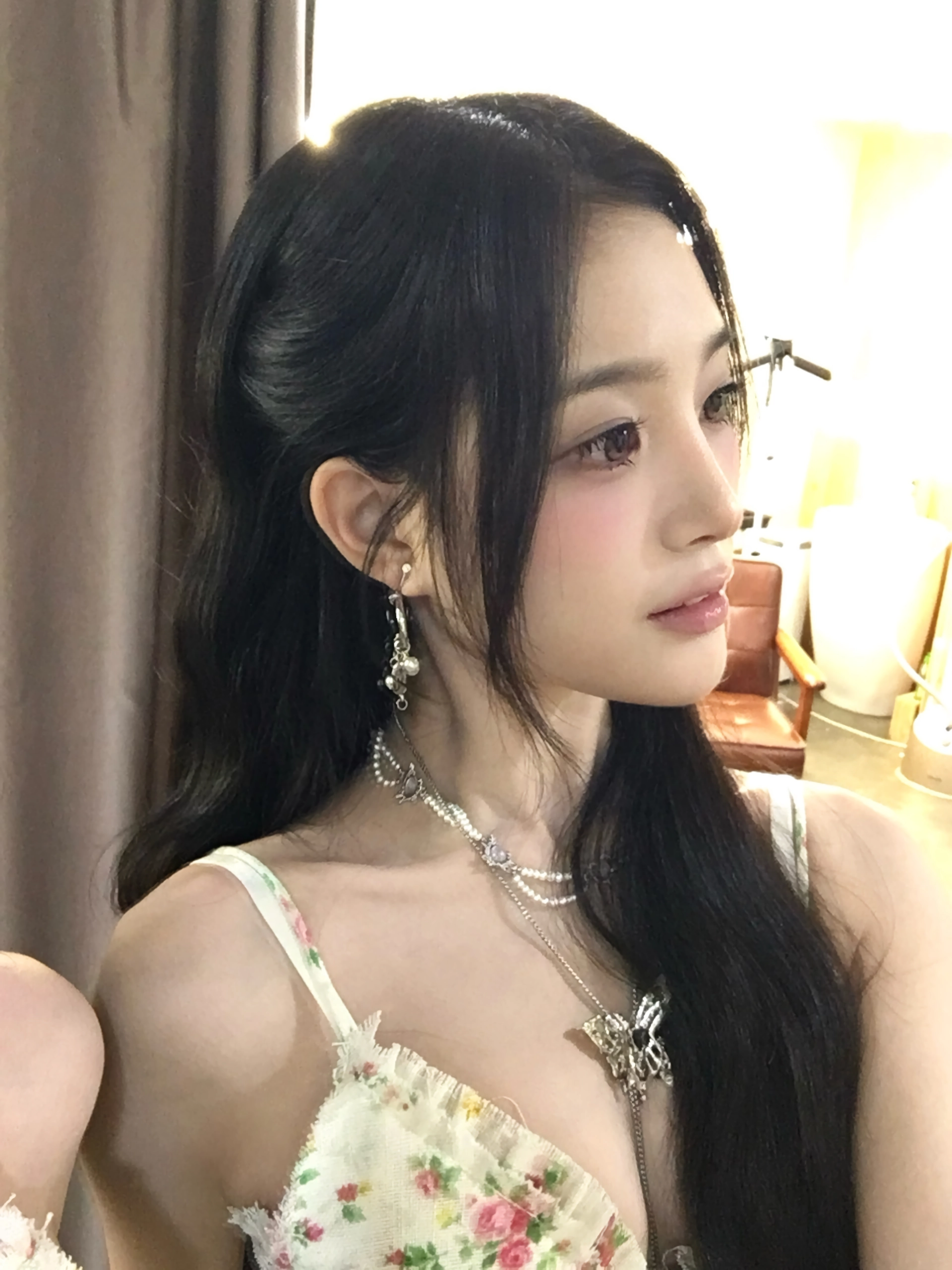트리플에스 지연 화이트 꽃무늬 끈나시 몽글한 가슴골 – 인스타