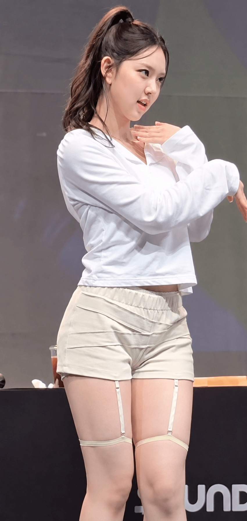 [키키] 허벅지가 대단한 이솔 ㄷㄷ .jpg