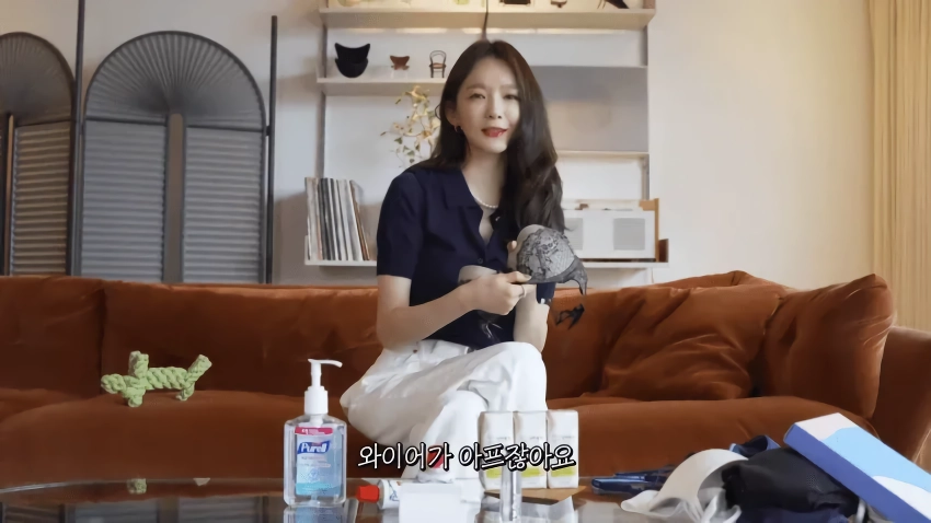 본인 브래지어 리뷰해주는 강민경.jpg